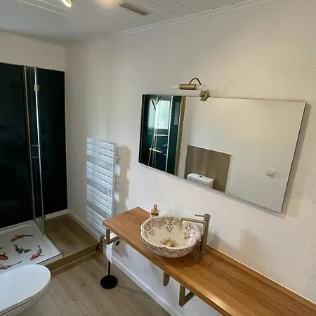 An Der Weinrebe In Mit Garten, 2 Baeder, 2 Schlafzimmer & Kueche - Gratis Parkplaetze *