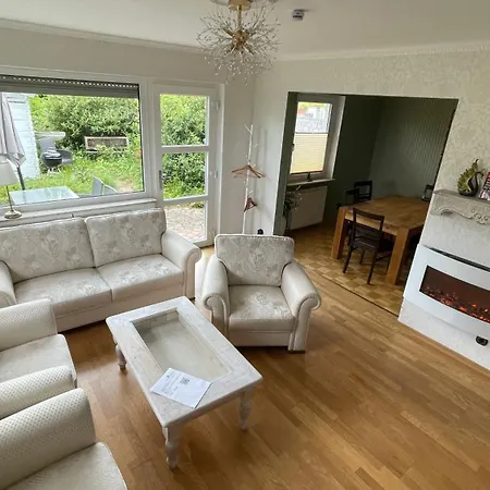An Der Weinrebe In Mit Garten, 2 Baeder, 2 Schlafzimmer & Kueche - Gratis Parkplaetze *